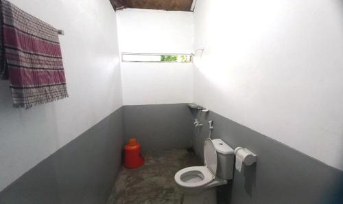 斯里曼加尔乌帕齐拉Oronner Din Ratri的一间带卫生间和窗户的小浴室