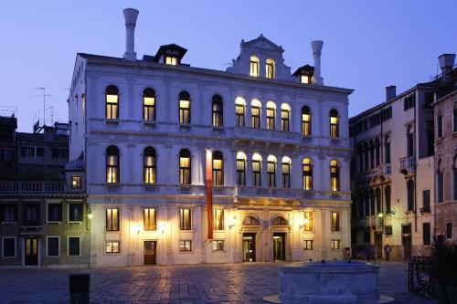 威尼斯鲁奇尼宫酒店的一座大建筑,晚上有灯