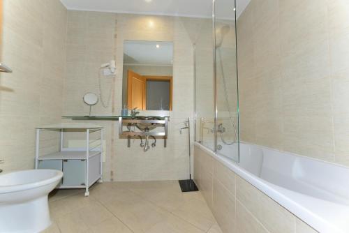 波尔蒂芒Ruby Red & Atlantic Blue Apartments in Oceano Atlantico的带淋浴、卫生间和盥洗盆的浴室