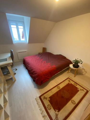 希尔蒂盖姆Superbe Duplex Strasbourg的一间卧室配有红色的床、一张桌子和一架钢琴