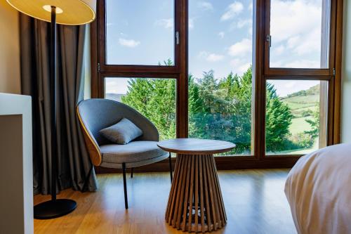 乌里佐拉-加兰讷米拉多德乌扎玛水疗酒店的一间带椅子和桌子的房间以及窗户