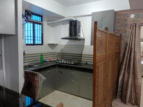 巴特那Eastern guest house的厨房配有水槽和炉灶