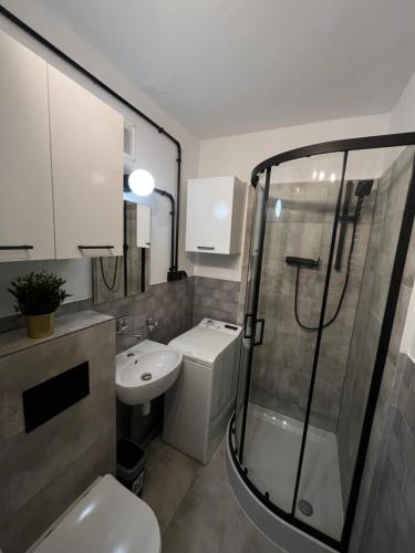 华沙Murano Apartaments Promenada studio的浴室配有卫生间、盥洗盆和淋浴。