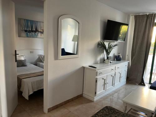 马斯帕洛马斯Playa Ingles central cozy apartment的卧室配有白色梳妆台和镜子