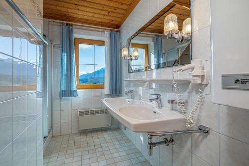 黑马戈尔Appartements Spitzegel的白色的浴室设有水槽和镜子