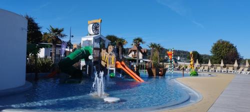 乌尔加特mobil home 6 pers的公园内的游乐场,带水滑梯