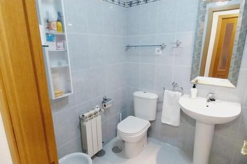 曼萨纳雷斯-埃尔雷亚尔Manzanares Getaway的浴室配有白色卫生间和盥洗盆。