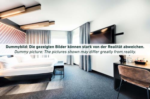 爱尔福特B&B Hotel Erfurt City-West的配有一张床和一张书桌的酒店客房