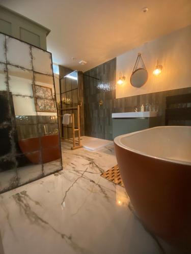 水上伯顿Halford House - Adults Only的带浴缸和盥洗盆的浴室