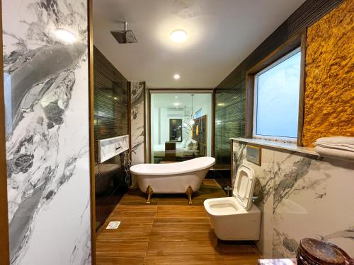 卡拉奇皇冠假日酒店的带浴缸和卫生间的浴室。