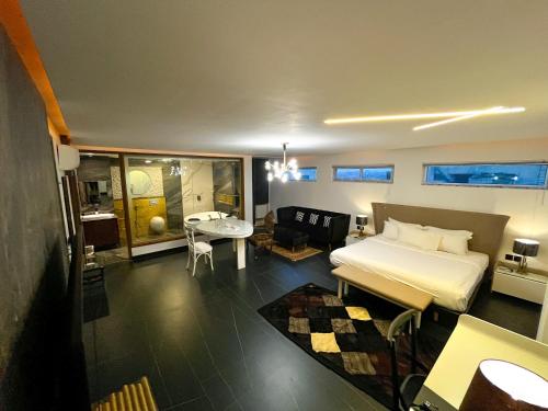 卡拉奇皇冠假日酒店的一间酒店客房 - 带一张床和一间浴室