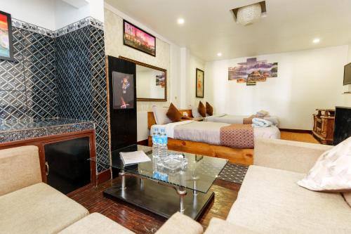 加德满都Hotel Shree Tara的酒店客房设有床和客厅。