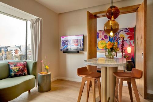 伦敦The BoTree - Preferred Hotels and Resorts的客厅配有桌子和沙发