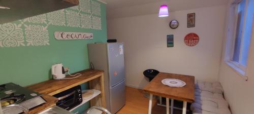 巴拉斯港Cabaña YaPide的一间带桌子和冰箱的小厨房
