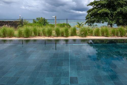 潘托皮芒Prestigious waterfront apartment with huge pool!的一个带蓝色瓷砖地板的游泳池