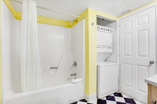 基韦斯特Sunrise Suites - Saint Kitts 412的带淋浴、盥洗盆和卫生间的浴室
