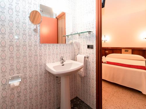 恩坎普Hotel Pere D'Urg 3000的一间带水槽和床的浴室