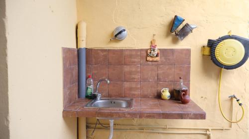 大加那利岛拉斯帕尔马斯Casa rural en San Mateo的墙上带水槽的厨房台面