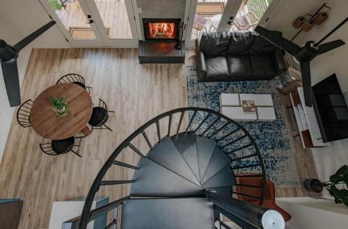 海厄沃西Tranquille Resort的螺旋楼梯的顶部景色,配有桌子