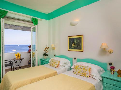 斯特龙博利Hotel Ossidiana Stromboli Center的海景客房 - 带两张床