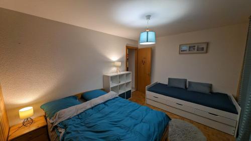 奥瓦伦纳茨Le Cormier - Appartement 6 personnes的一间卧室,配有两张床