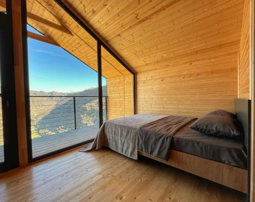 阿拉韦尔迪ARMBEE Honey Farm的一间卧室设有一张床和一个大窗户