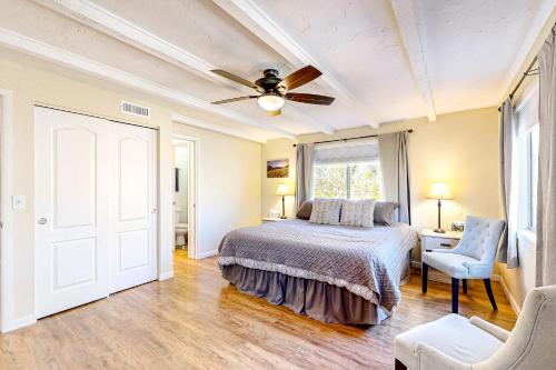 卡顿伍德Rocking S Ranch的一间卧室配有一张床和吊扇