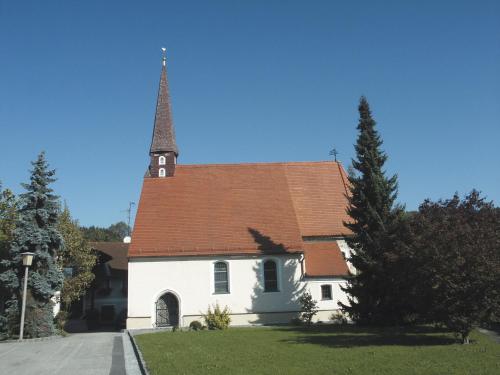 OsternachOsternacherhof的一座白色的小教堂,有陡峭的陡峭的山坡和塔