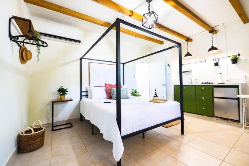 阿瓜迪亚Catania 2 Suite W/private pool,W/heater , WIFI.的一间卧室,卧室内配有一张天蓬床