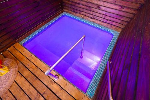 阿瓜迪亚Catania 2 Suite W/private pool,W/heater , WIFI.的木制浴缸中的小型游泳池