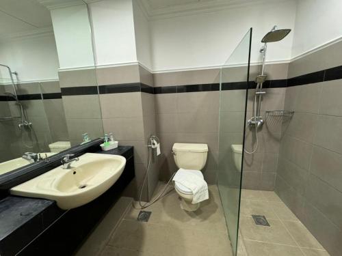 古晋StayInn Getway MyHome Private Hotel-style Apartment的一间带水槽、卫生间和淋浴的浴室