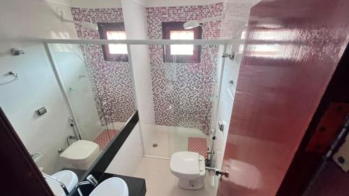 乌巴图巴Condominio Village Americana的一间带两个卫生间和淋浴的浴室