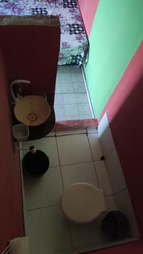 Pousada Panela Cheia的一间小浴室,内设卫生间