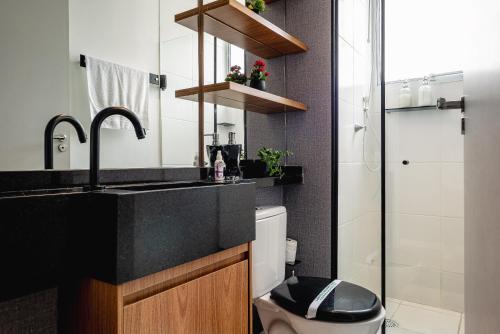 圣保罗Apartamento Autódromo de Interlagos sp的一间带水槽、卫生间和淋浴的浴室