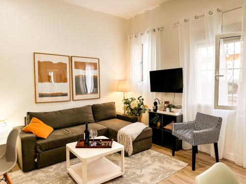 布尔哈索特apartamento muy próximo a Valencia的客厅配有沙发和桌子