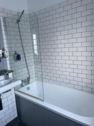 奥克姆The Angler, Oakham的白色的浴室设有浴缸和水槽。