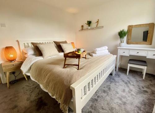 坎特伯雷Tranquil Bridge Escape的一间卧室配有一张带桌子和镜子的床