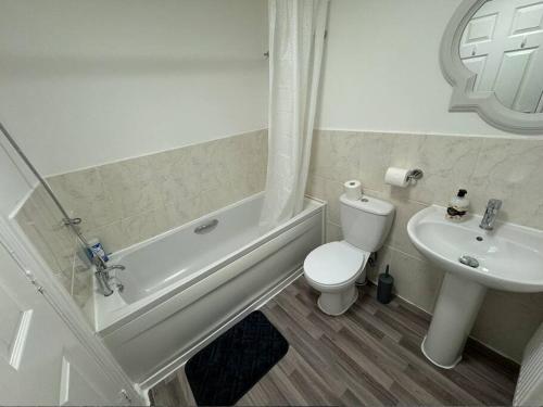 威灵堡Modern TownHouse - 3 bed 2.5 bath 2 Private Gated Parking的白色的浴室设有卫生间和水槽。