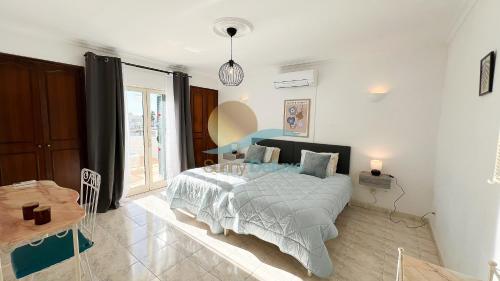 阿尔布费拉Villa Bea by Sunny Deluxe的一间白色客房内的床铺卧室