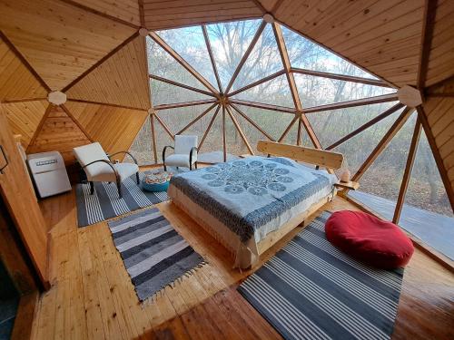 德布勒森Lélek Lak Dome的圆顶帐篷内卧室的顶部景致
