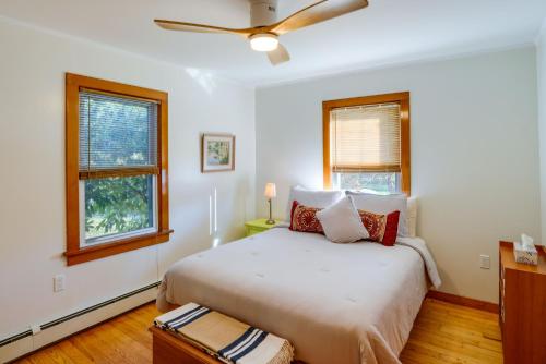 温德姆Windham Vacation Rental 1 Mi to Ski Resort!的一间白色卧室,配有床和2个窗户