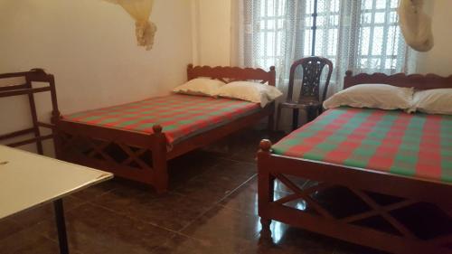 卡特勒格默Karavita Rest的一间客房内配有两张床的房间