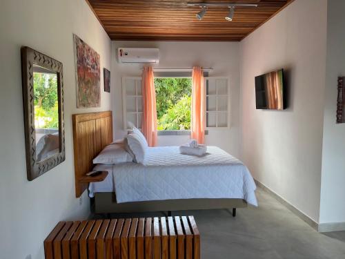 帕拉蒂Casa Arte Cabore的一间卧室设有一张床和一个窗口