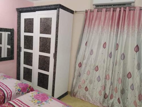 赫尔格达كمبوند سيبريا的一间卧室设有床、窗户和窗帘