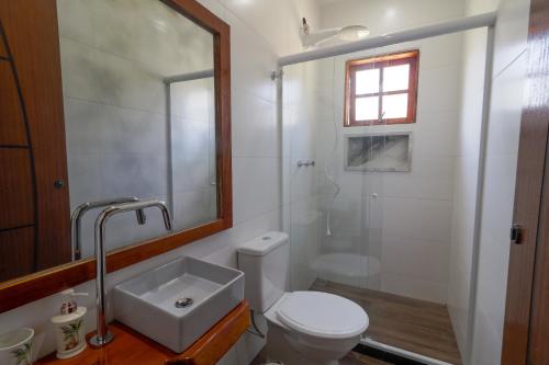 特雷索波利斯Art Green Teresópolis的浴室配有卫生间、淋浴和盥洗盆。