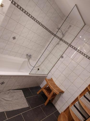 HerveLa Renaissance 1&2 high standing guest house的带淋浴、长凳和浴缸的浴室