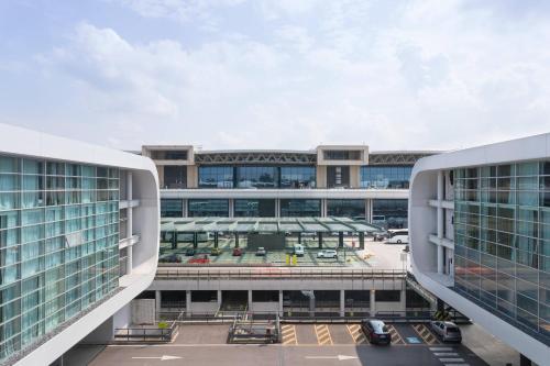 Ferno喜来登米兰马尔彭萨机场酒店及会议中心的享有大楼空中景色,设有停车场