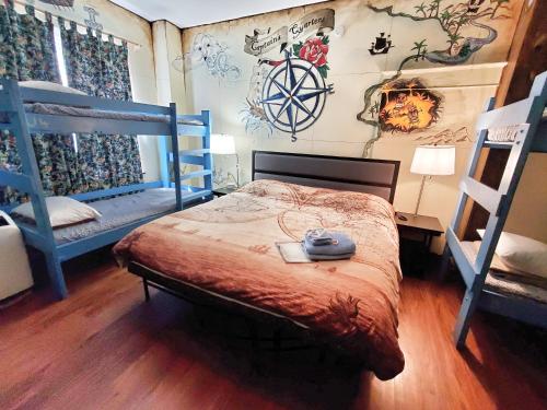 圣奥古斯丁海盗豪斯住宿加早餐旅馆的一间卧室配有床和双层床。