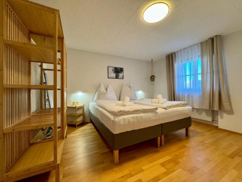 多恩比恩Bauernchalet Alois的一间卧室设有一张大床和一个窗户。