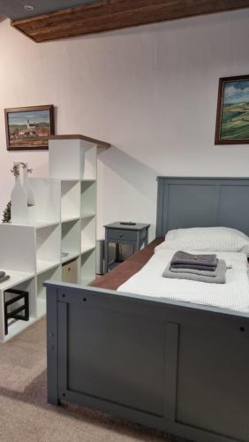 斯皮什斯凯波德赫拉杰Apartmán Kompas的一间卧室配有一张大床和一张书桌